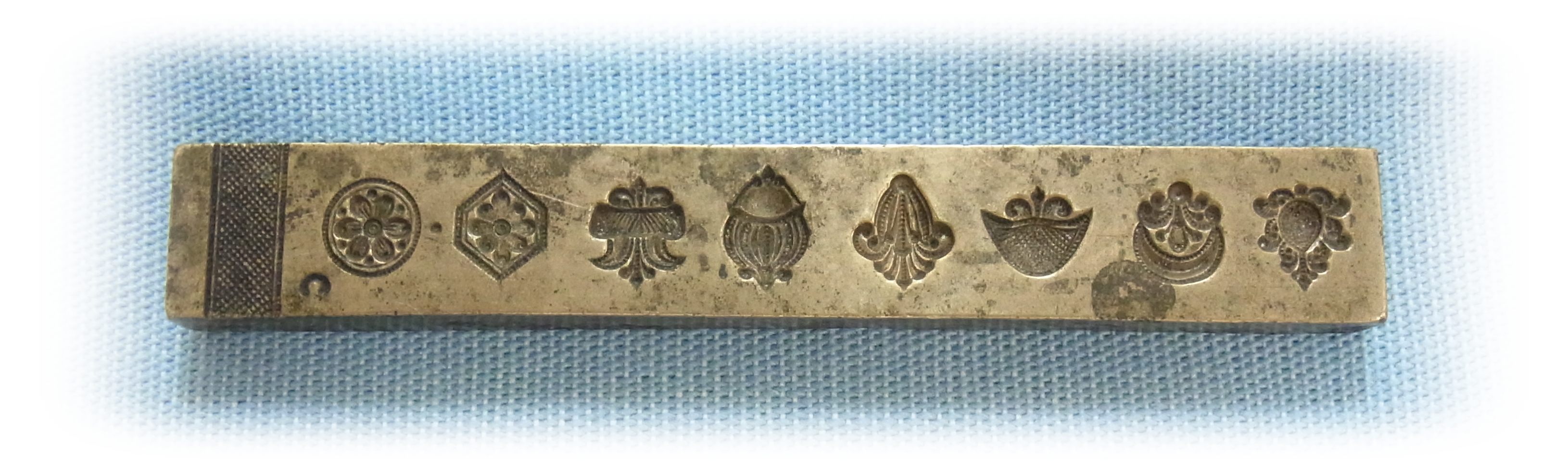 パリの骨董市で見つけたジュエリー制作用の金型