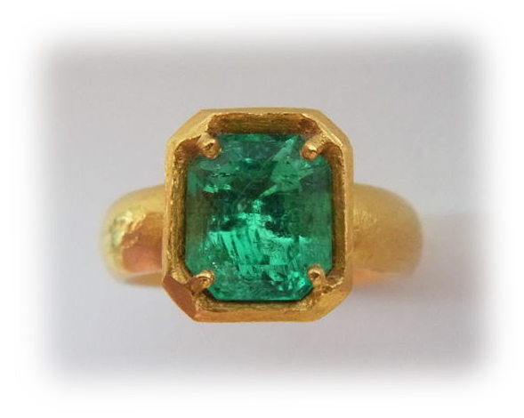 Rectangle Emerald gold ring (seen from directly above)